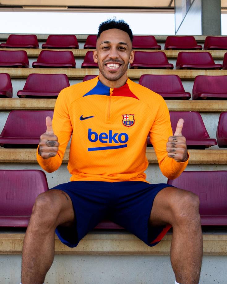 Aubameyang firmó con el Barcelona hasta junio del 2025 y tendrá una cláusula de rescisión de 100 millones de euros (113 millones de dólares).