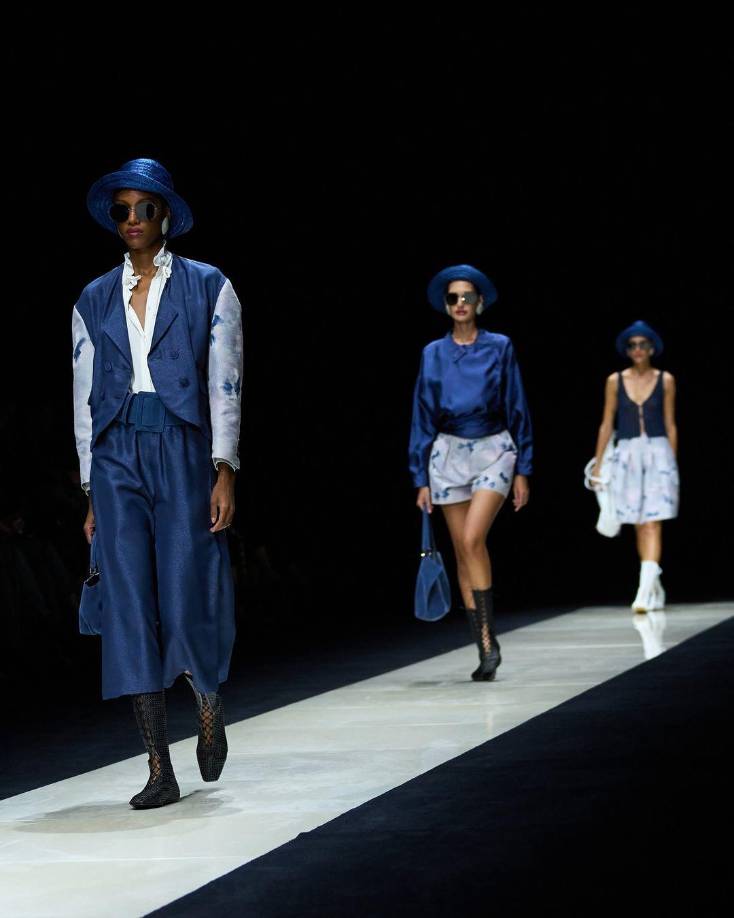 Emporio Armani presentó la nueva colección femenina Primavera/Verano 2025 que invita a vestir con libertad e ironía, con un estilo típicamente armenio. 