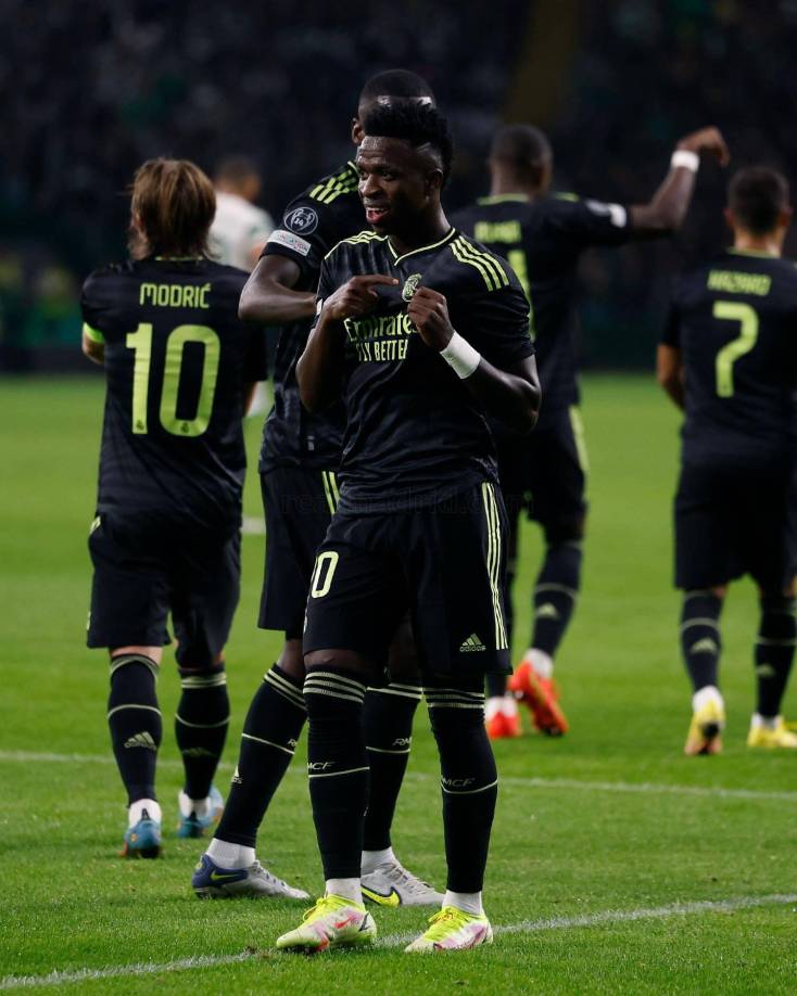 Vinicius tuvo este detalle al celebrar su gol señalando el escudo del Real Madrid.