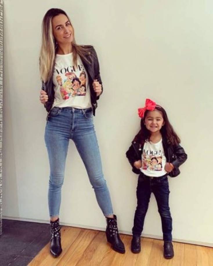 También estuvo en el canal musical Telehit, donde presentaba noticias del showbiz .