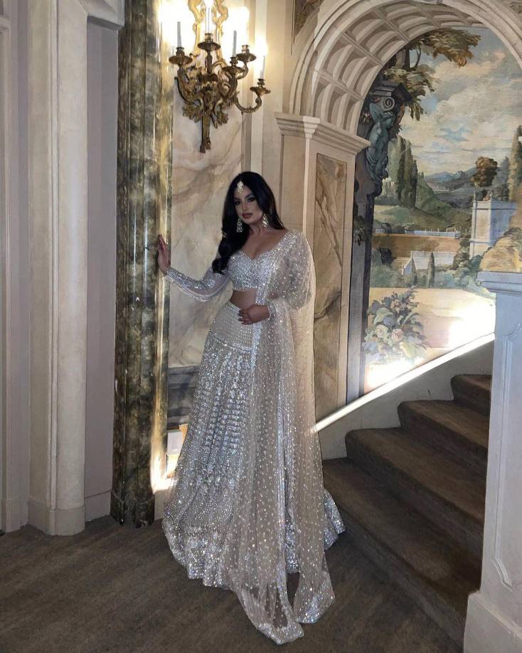 “En la plataforma de Miss Universo, hablamos sobre el empoderamiento de las mujeres, la feminidad y la aceptación corporal. Y si estoy pasando por esto... sé que hay muchas personas que me están trolleando y está bien porque esa es su forma de pensar, sus estigmas, pero hay muchas otras personas que son troleadas todos los días. Los estoy empoderando haciéndoles sentir que si yo me siento hermosa, ustedes también lo son”, dijo a la revista Hola.