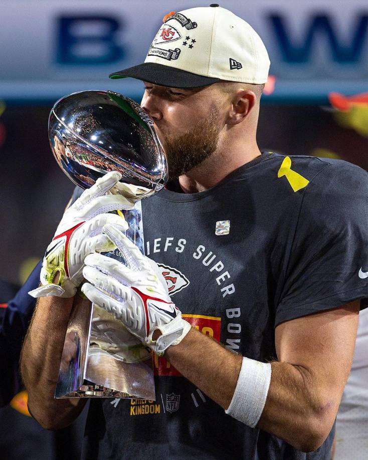 “Me decepcionó que no hablara antes o después de sus conciertos porque tiene que guardar su voz para las 44 canciones que canta. Así que me dio un poco de rabia no poder entregarle una de las pulseras que hice para ella”, reveló en el podcast de su hermano Jason Kelce.