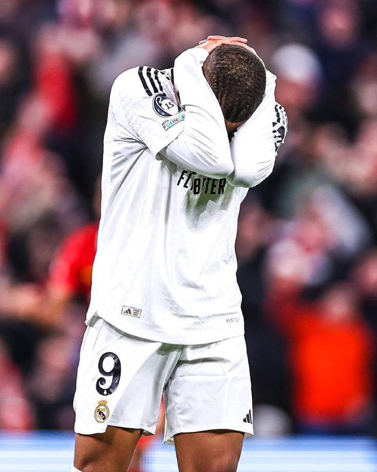 Mbappé no lo podía creer. Se llevó las manos a la cabeza lamentándose su terrible fallo.