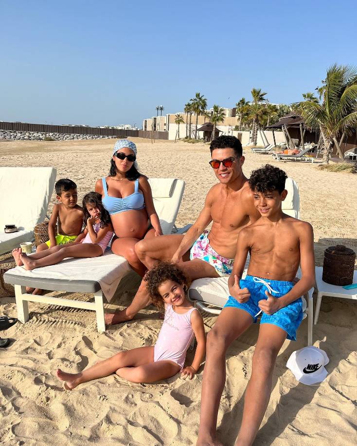 La modelo Georgina Rodríguez (Buenos Aires, Argentina, 1994), que esta esperando mellizos junto a su pareja el futbolista Cristiano Ronaldo, ha presumido de sus curvas de premamá posando en biquini en la costa de Dubái, donde ha celebrado su 28 cumpleaños con toda su familia.