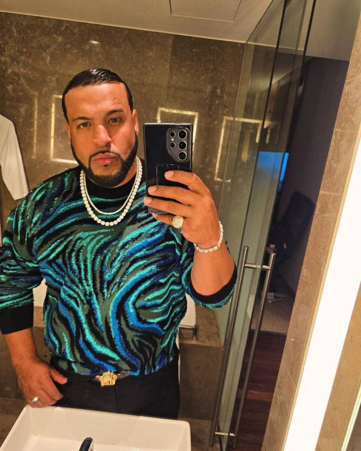 Lenny SantosPerfil Personal y Profesional: Lenny Santos, nacido el 24 de octubre de 1979 en El Bronx, es el guitarrista líder y productor musical de Aventura. Conocido por su habilidad para innovar en la bachata, Lenny ha sido fundamental en la creación del sonido único del grupo.