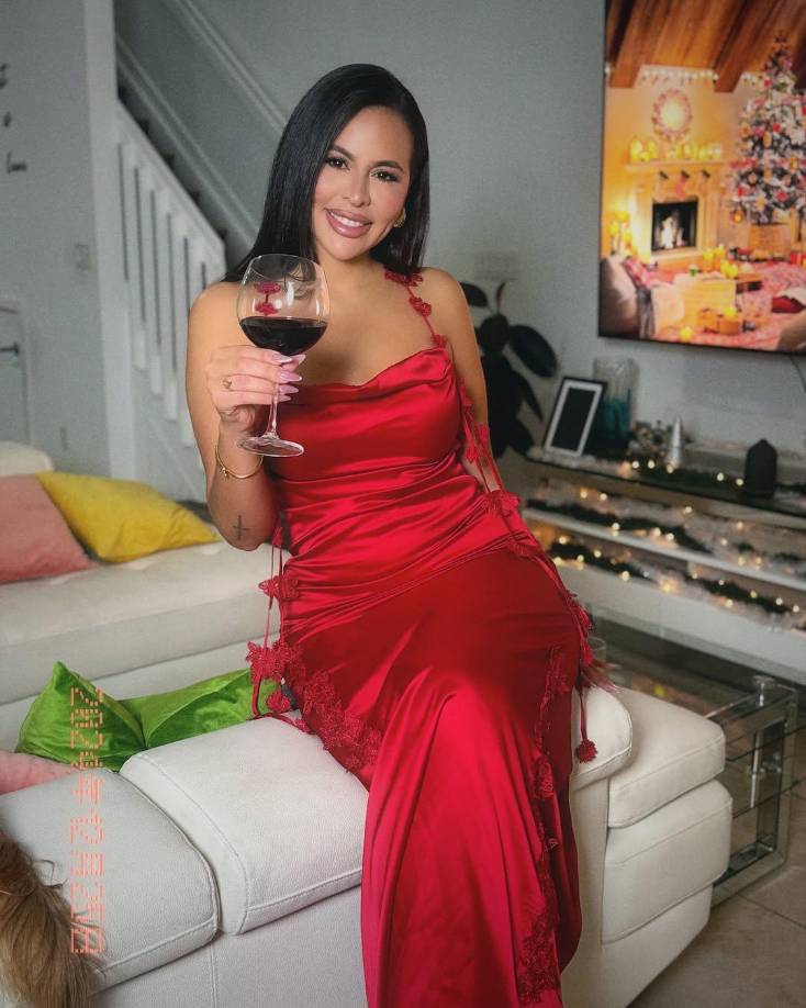 Ana Alvarado compartió en familia y se puso este vestido rojo satinado, luciendo su esbelta figura. 