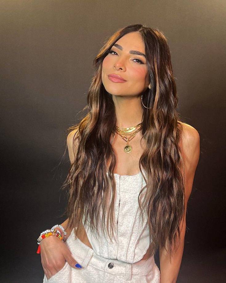 “El Mundo es Lo Nuestro” es el lema de esta trigésima quinta edición que tendrá como anfitriona a la tijuanense Alejandra Espinoza, y que podrá verse este jueves desde las 6:00 pm por Univisión y desde las 7:00 pm por el canal hondureño Telecadena 7/4.