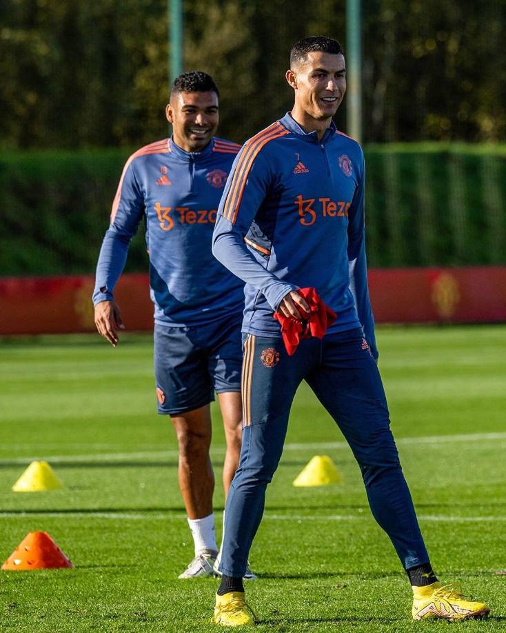 En el entrenamiento se le vio emocionado con sus compañeros del Manchester United.