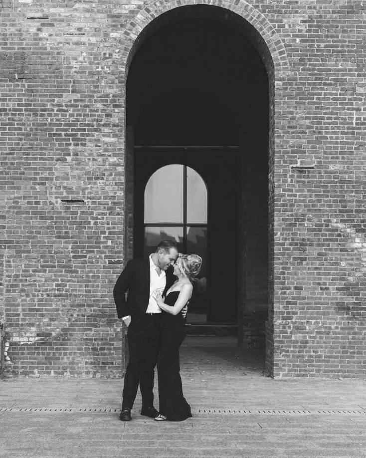 La travesía de Hale y Massagli hacia el altar estuvo caracterizada por instantes de gran importancia. Juntos se fueron a vivir a Brooklyn en 2019, y en junio de 2023, Massagli le pidió matrimonio en el emblemático Museo Metropolitano de Arte de Nueva York. 