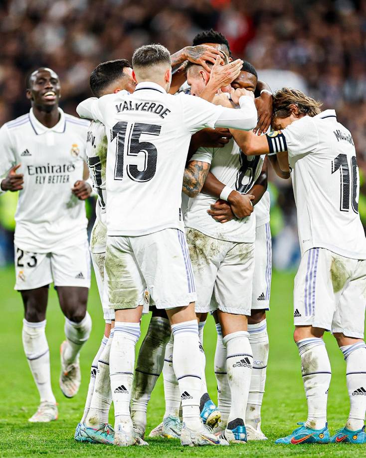 Toni Kroos es felicitado por sus compañeros tras el golazo para el 2-0 del Real Madrid.