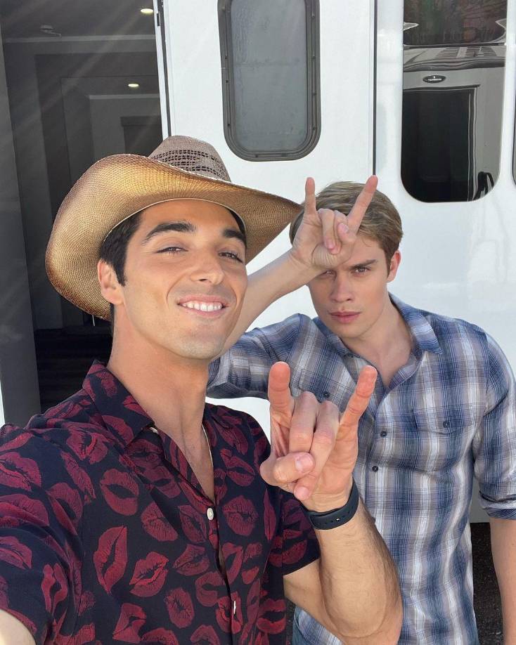 Taylor protagonizó recientemente Red, White, &amp; Royal Blue , otra comedia romántica basada en un libro, junto a Nicholas Galitzine, por lo que está en una página diferente a la de Jacob. 