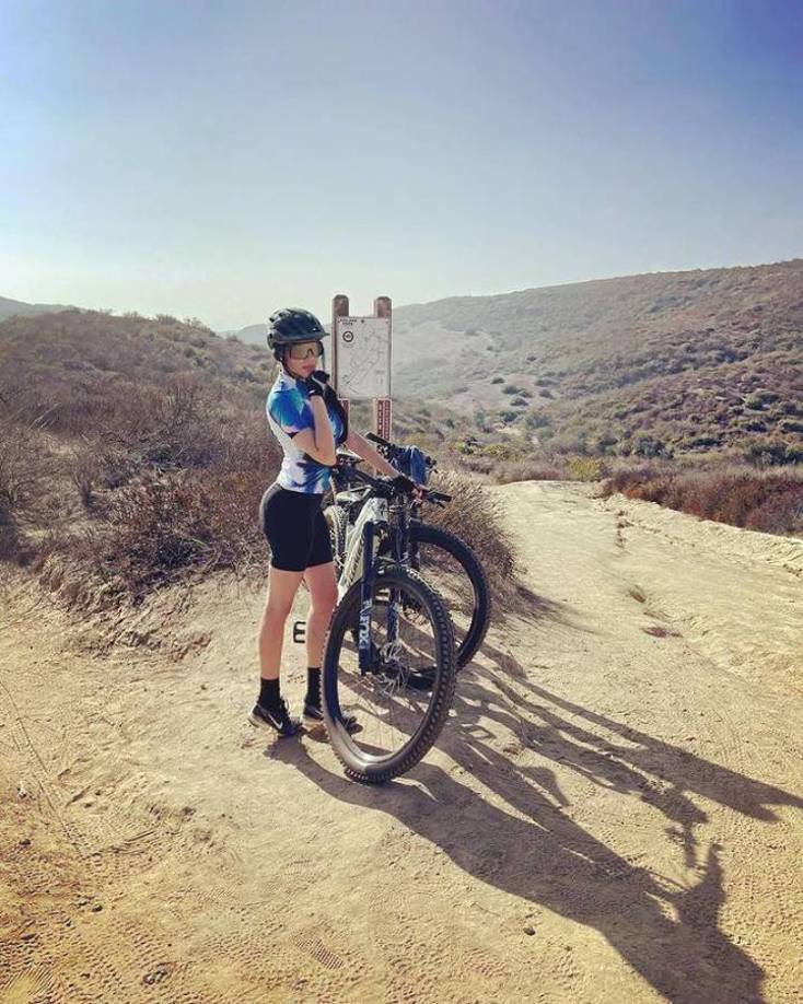  Uno de sus deportes favoritos es el ciclismo. El senderismo le apasiona y siempre deja una linda postal en cada recorrido.