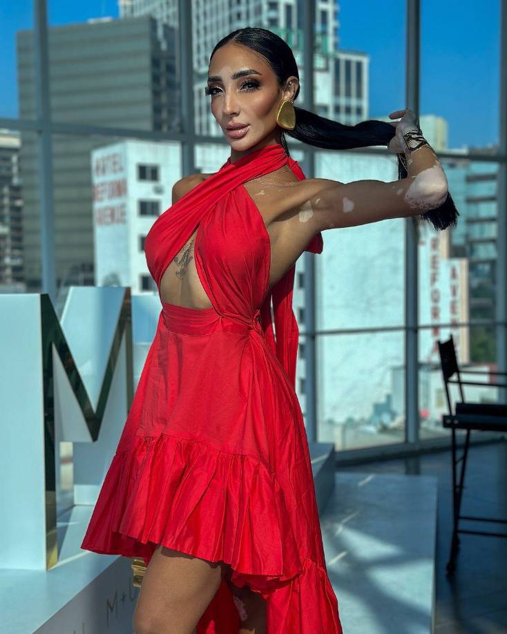 Salah es modelo, maquilladora profesional, creadora de contenido, presentadora de televisión, activista social y defensora de la positividad corporal.