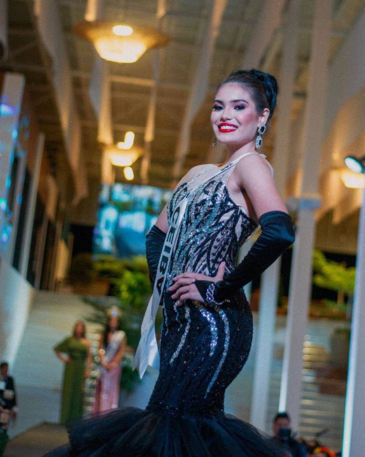 Izza tiene 18 años de edad y es estudiante de lengua de señas e Ingeniería en Gestión Logística. También toca piano e imparte clases de Inglés a niños. 