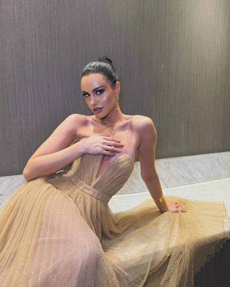 “Lo que más ha gustado de ella es que está haciendo su trabajo social, canta divino (....) Uno dice ‘guau, esta mujer sí está haciendo su trabajo. Veo a Chile posicionándose. ¿Por qué? Porque ella está haciendo el trabajo de una Miss Universo, que no solamente es mostrar fotos, sino también hacer acto social”, agregó.