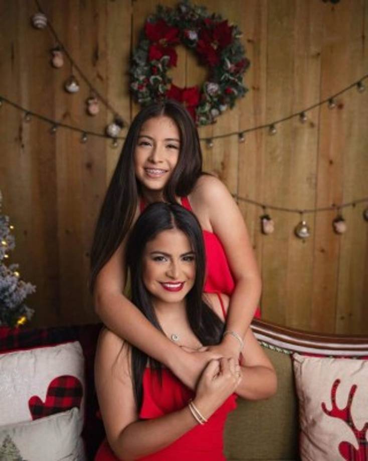 Samantha también presumió a su bella hija en una linda postal navideña.