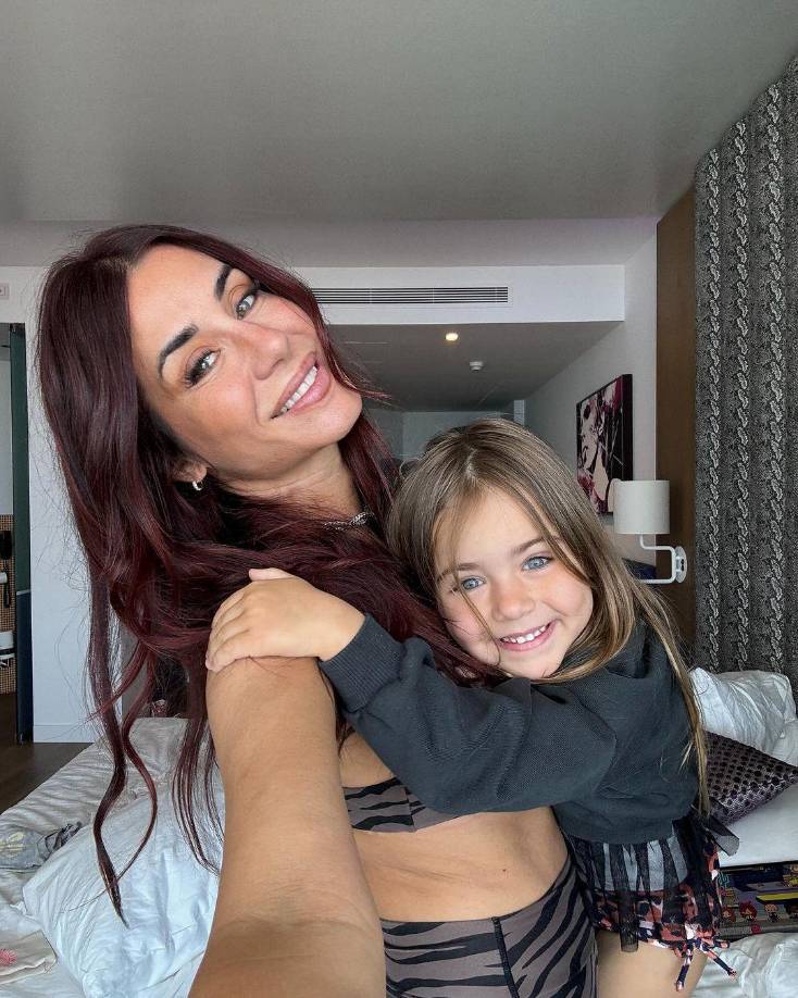 Algo curioso es que en su perfil no hay muchas fotografías en traje de baño, como suelen subir las modelos y candidatas a certámenes de belleza. En el caso de Elena, su contenido es más formal y familiar, promueve mucho el amor de madre, la moda, el ejercicio y reflexiones sobre el empoderamiento femenino.