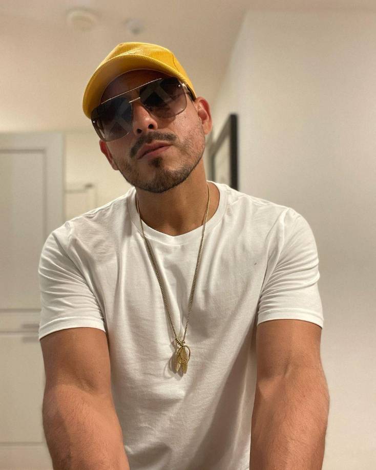 4. Luego de la muerte de su madre, volvió a los Estados Unidos para trabajar en el campo, ahí permaneció un año, antes de decidirse a tomar el rumbo artístico. Posteriormente, volció a México, donde inicialmente se dedicó a componer canciones, hasta que “El Coyote”, un cantante de banda de Sinaloa escuchó sus canciones y decidió grabarlas.Fue así como “Besitos En El Cuello”, “Prohibido” y “Para Impresionarte” se conviertieron en grandes éxitos y a los 24 años la vida de Espinoza Paz cambió rotundamente.