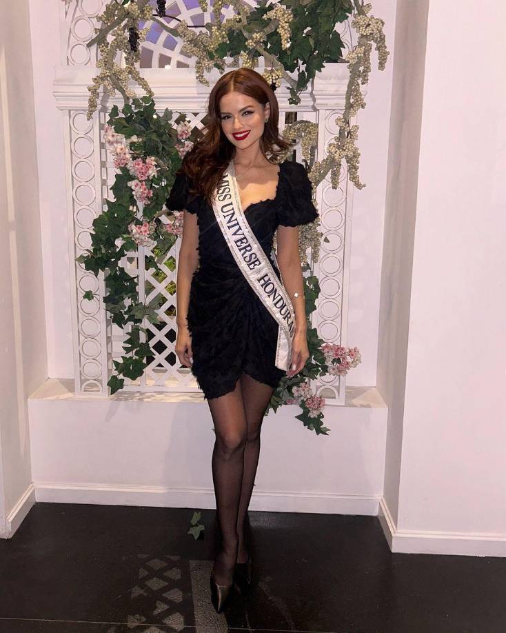 En cuanto a su vestuario, Stephanie ha deslumbrado con una serie de atuendos cuidadosamente seleccionados. Ese mismo día tuvo un segundo cambio de vestuario para salir a tomar el té con otras delegadas. Eligió un vestido corto color negro, con un escote en forma de corazón. Usó un maquillaje ligero y resaltó sus labios de color rojo.