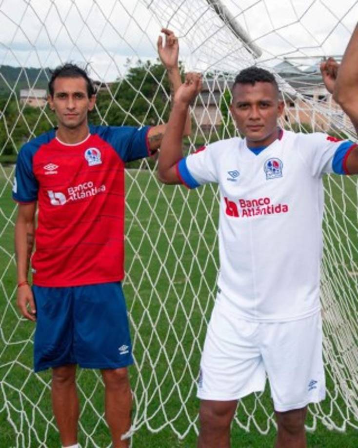 Ever Alvarado y Cristian Maidana luciendo las primeras dos camisetas del Olimpia.