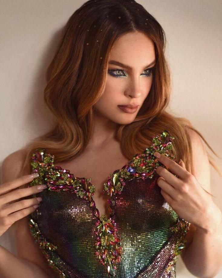 Por medio de una joyera amiga de Bozzo la cantante adquirió una gran cantidad de joyas, pero tal parece que la cantante no le ha pagado la cantidad correspondiente por las joyas.