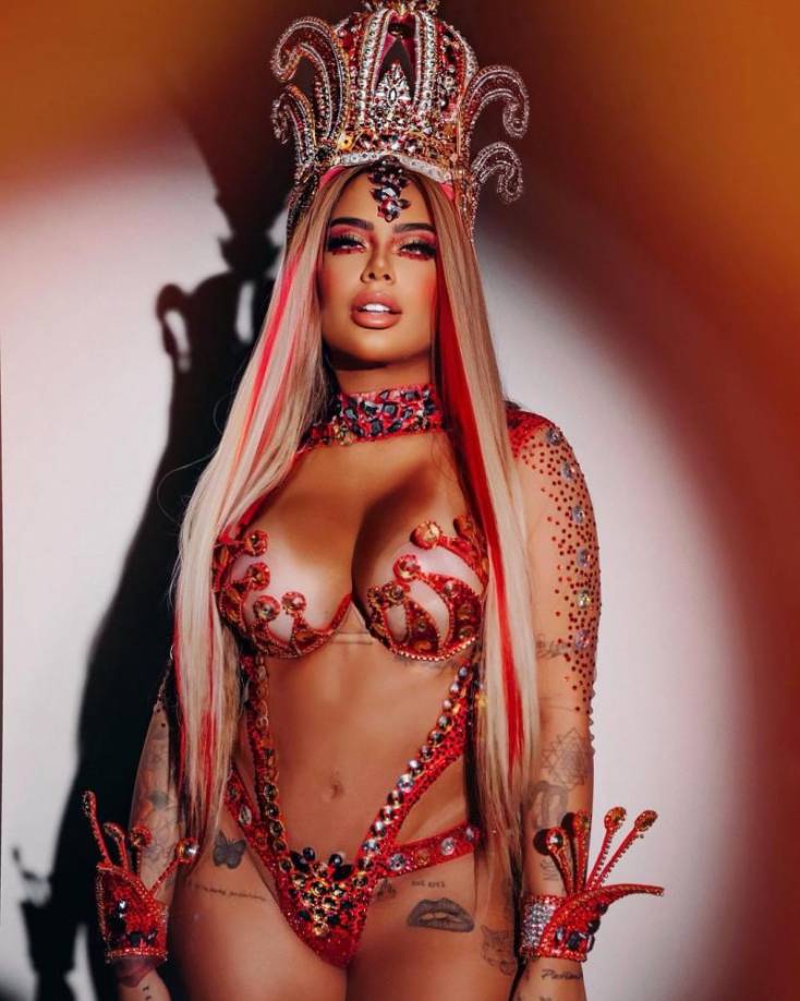 La brasileña cautivó a todos los presentes con su espectacular disfraz de transparencias que dejaba poco a la imaginación.