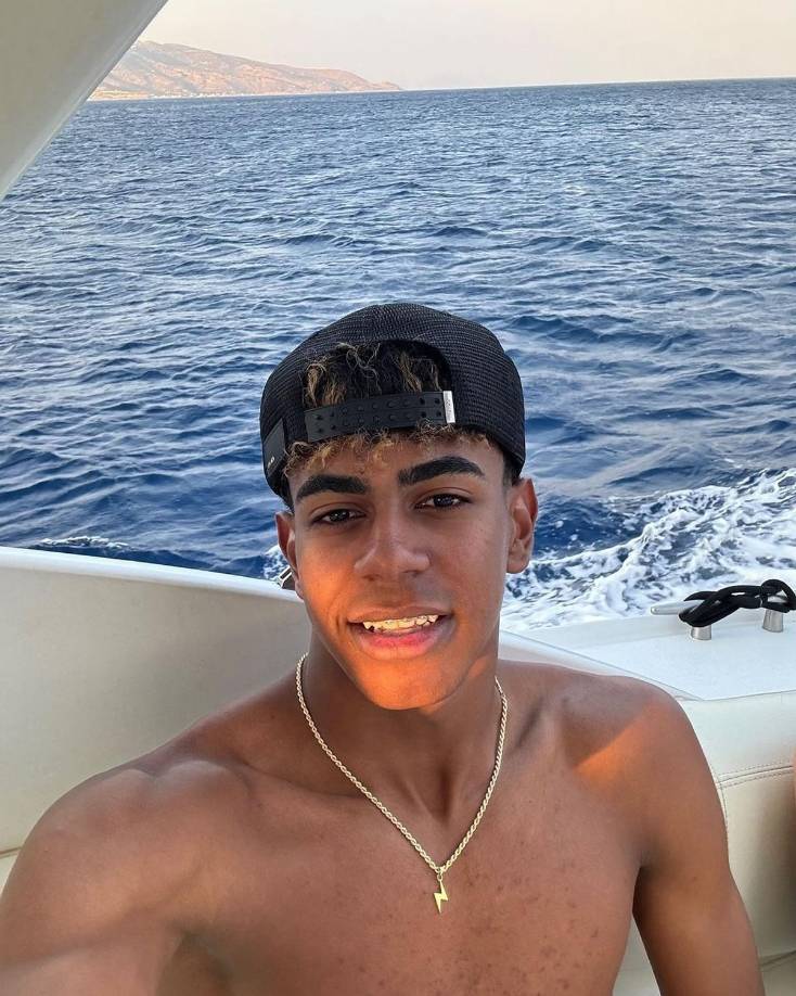 Ambos han publicado imágenes disfrutando del sol brillante, los cielos claros y las aguas cristalinas.