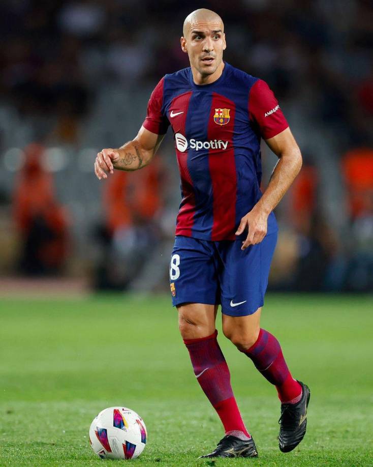 Volantes: Oriol Romeu, también sería parte de la alineación inicial del debut del Barcelona en la Champions 2023-2024.