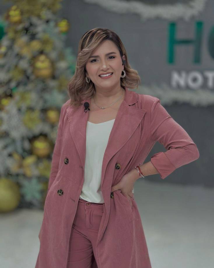 Acompañada por su esposo y su hija, Mejía respondió a ciertos comentarios que le dejaron por una de sus publicaciones más recientes. Un usuario de nombre “Alicia Rivera” , le escribió: Qué es lo que hacen estas mujeres de HCH para irse de vacaciones por unos días, y cuando regresan, ya vuelven delgadas. Pregunta seria”. 