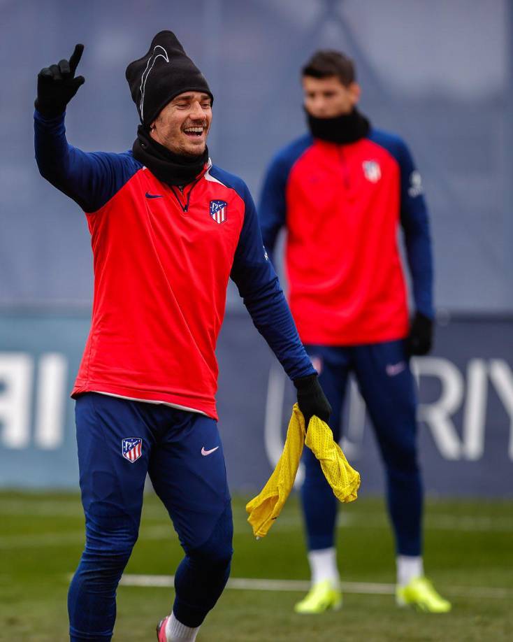 Según informa Tom Bogert, periodista de la CBS, el Galaxy de la MLS está “muy interesado” en Griezmann. El club estadounidense habría iniciado las conversaciones con el francés, que podría ver sus minutos reducidos ante la llegada de Sorloth y Álvarez.