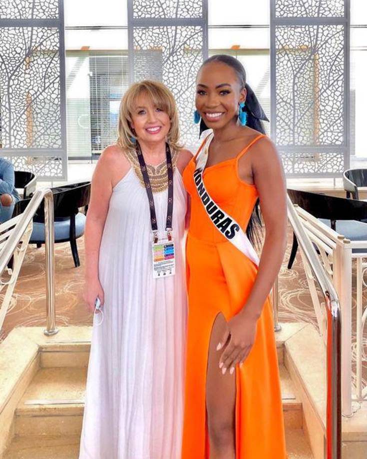 Rose Meléndez junto con Paula M. Shugart, presidenta del certamen Miss Universo.