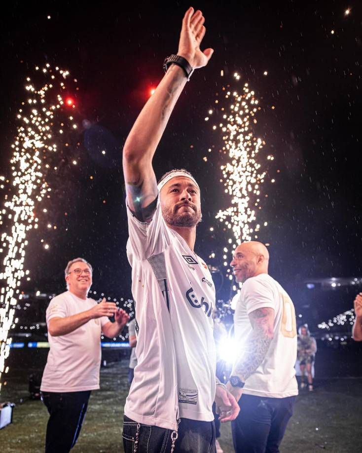 Casi doce años después, Neymar ha cumplido su promesa de regresar al Santos y la alegría desbordó a los aficionados del club de Pelé, que acudieron al Vila Belmiro para darle una calurosa bienvenida, pese a la intensa lluvia.