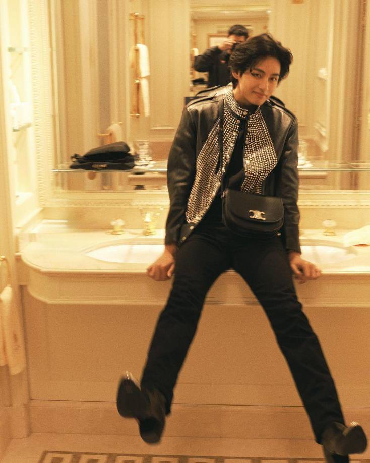 V, cuyo nombre real es Kim Taehyung, es uno de los miembros más populares de la banda surcoreana BTS. Su participación en este proyecto refleja su admiración por Crosby y su deseo de rendir homenaje a uno de los grandes de la música.