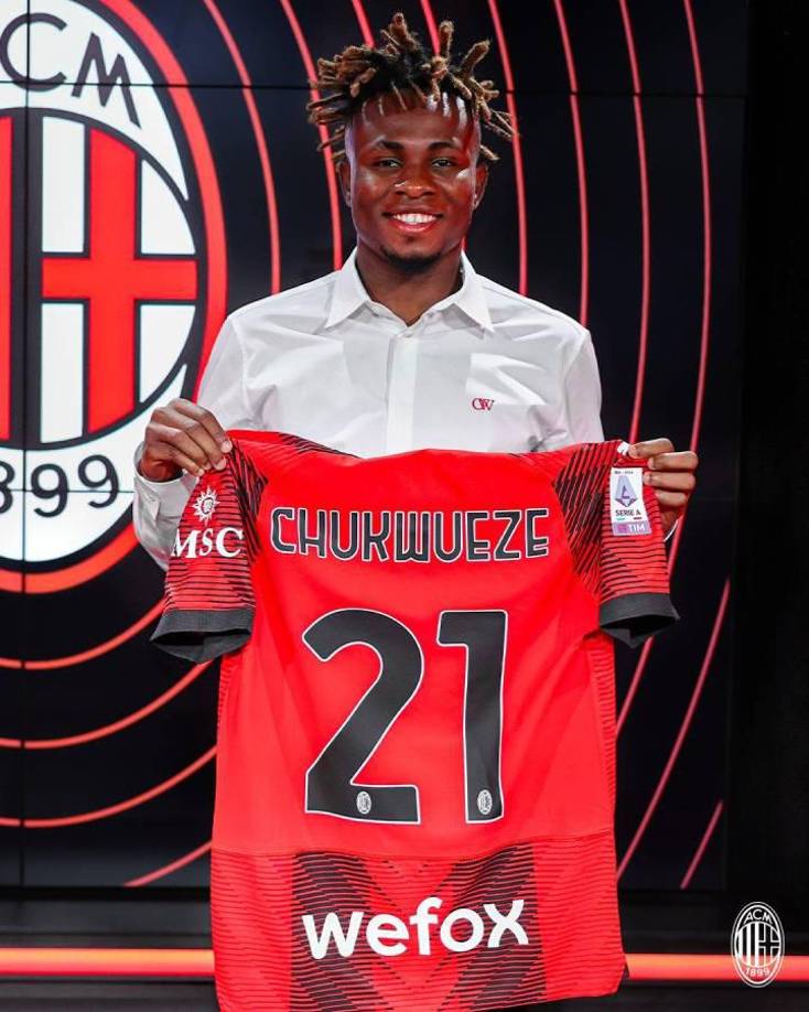 El Villarreal anunció este jueves el traspaso del extremo nigeriano Samu Chukwueze, que ya es nuevo jugador del Milán tras el pago de 20 millones de euros fijos, a los que se pueden sumar 10 millones de euros más en posibles variables por rendimiento, han confirmado fuentes cercanas a la operación.
