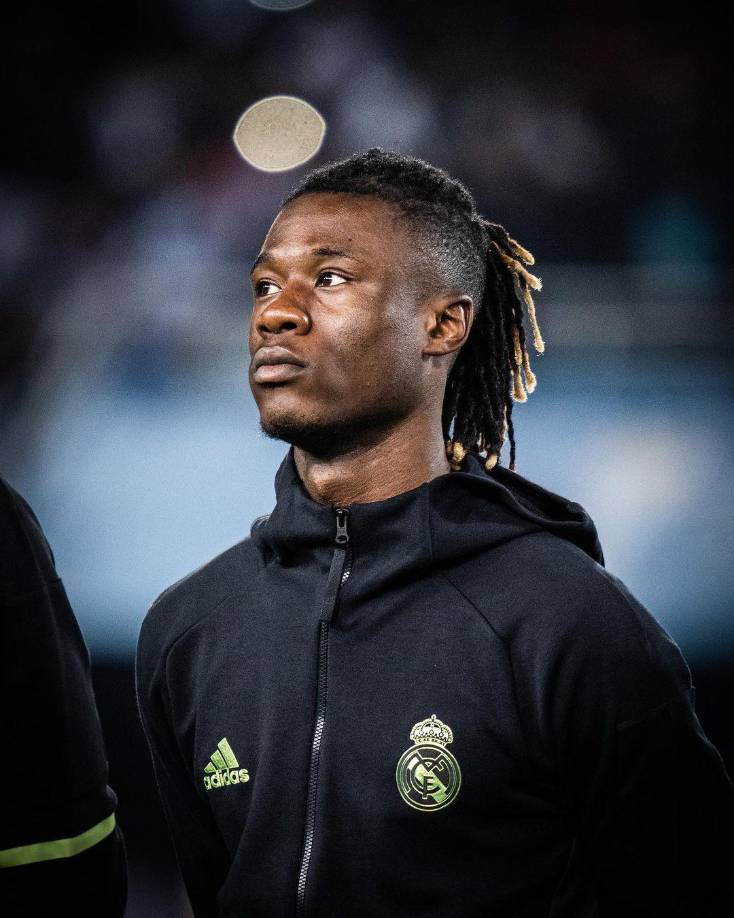Eduardo Camavinga es un futbolista francés nacido en Angola, que juega como centrocampista en el Real Madrid. El chico cuenta con 20 años de edad.