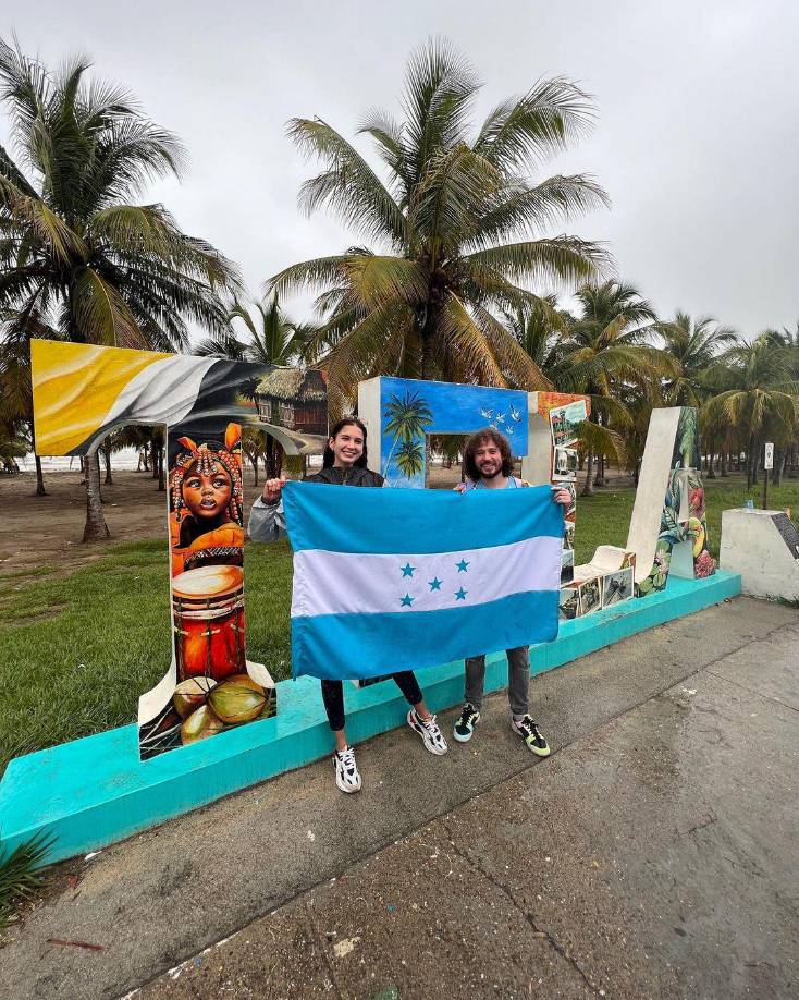 Luisito Comunica y Arianny Tenorio durante su recorrido por Tela, Atlántida. 