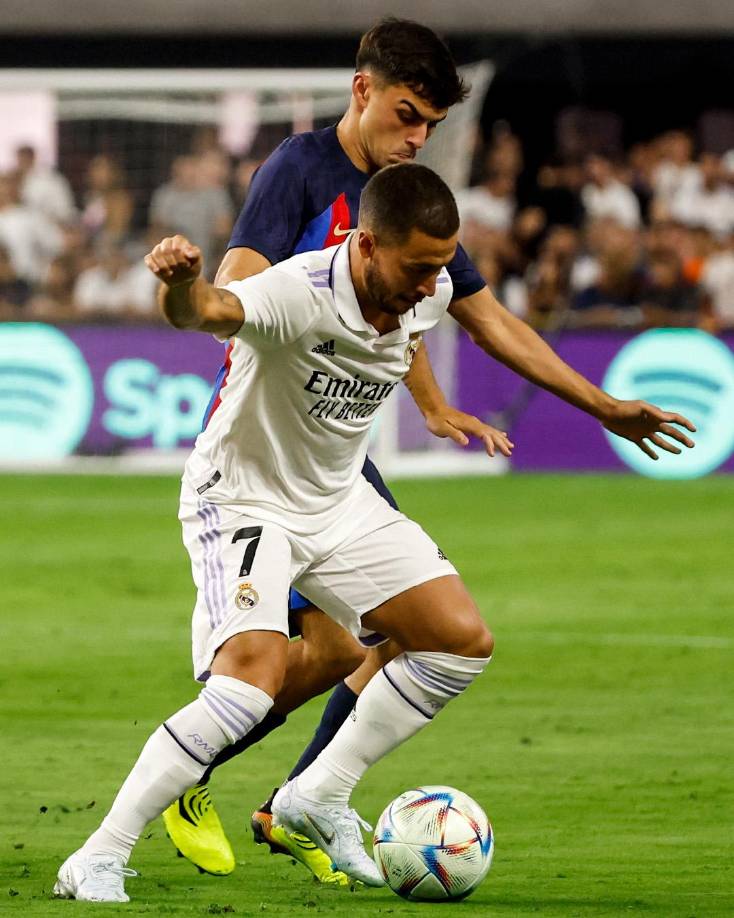 Eden Hazard siendo marcado por Pedri durante el primer tiempo del Clásico.