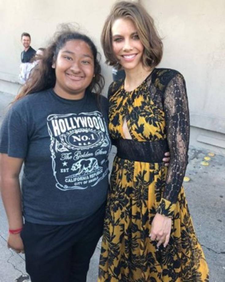 Algunos portales de farándula internacional, aseguran que la joven es trabajadora de un aeropuerto en Estados Unidos.