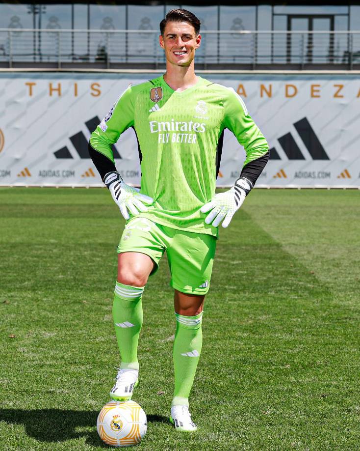 Kepa Arrizabalaga fue presentado como nuevo jugador del Real Madrid, club en el que portará el dorsal 25, con el deseo de “conseguir muchos títulos” y engrandecer “la leyenda” del club blanco por el que aseguró que trabajará con “compromiso y esfuerzo”.