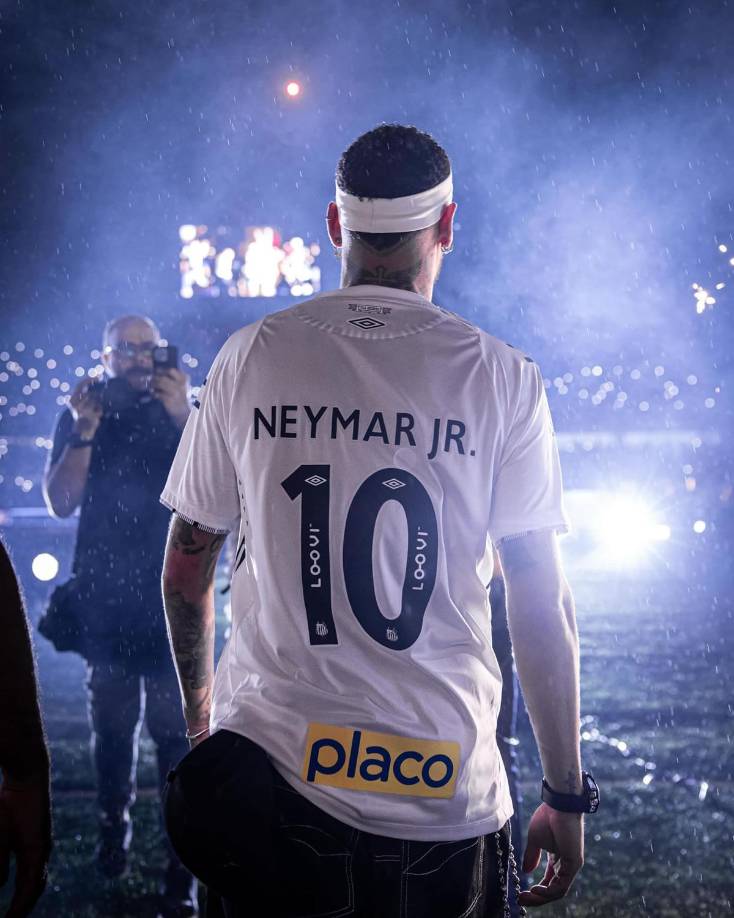 Neymar ahora utilizará el dorsal 10 en su espalda. Ese número no tenía dueño desde que el equipo descendió en 2023 por primera vez en su historia.