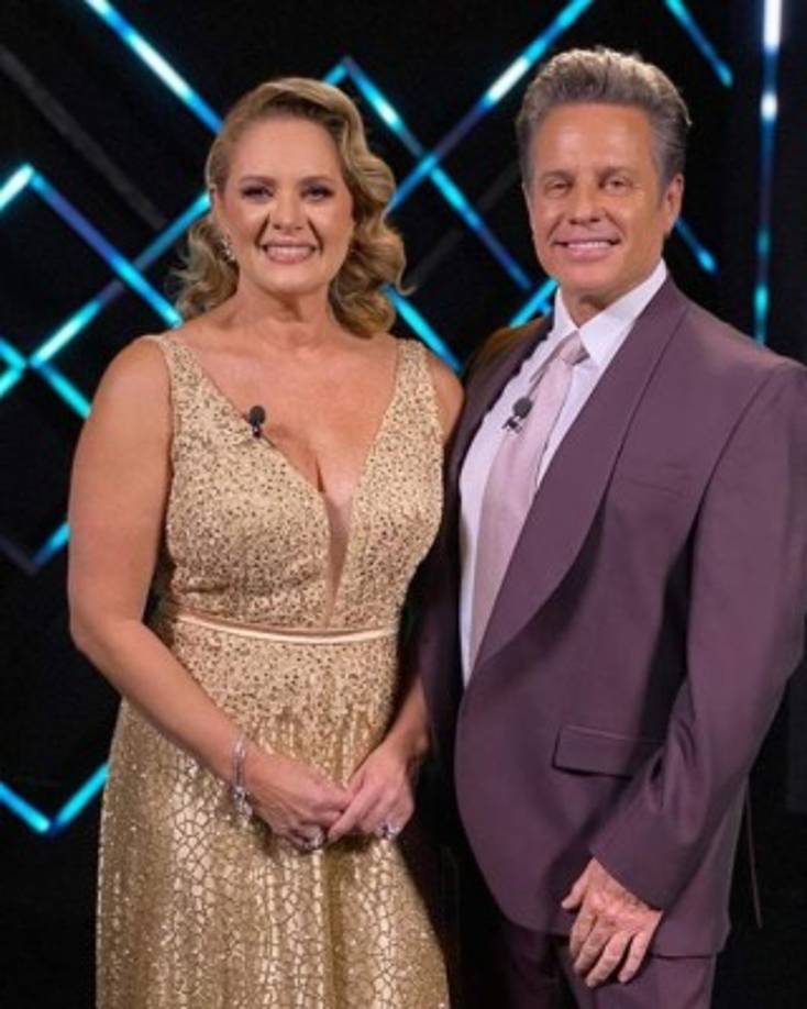 Los actores Erika Buenfil y Alexis Ayala.