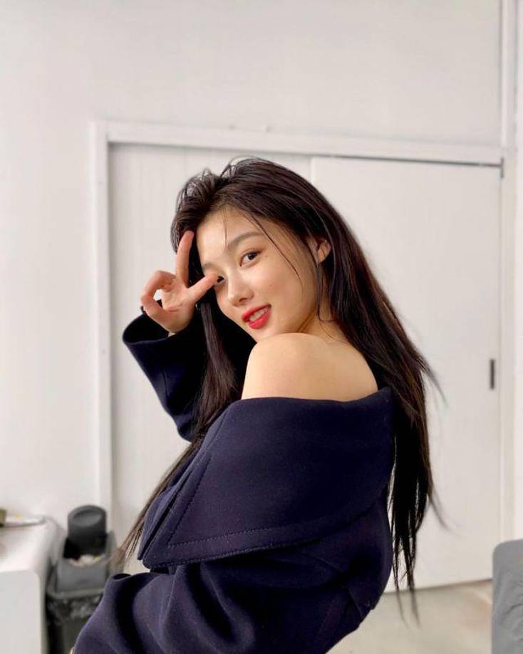 No solo tiene una exitosa carrera como actriz, también fue presentadora del programa de música “Inkigayo” desde noviembre de 2014 hasta abril de 2016.