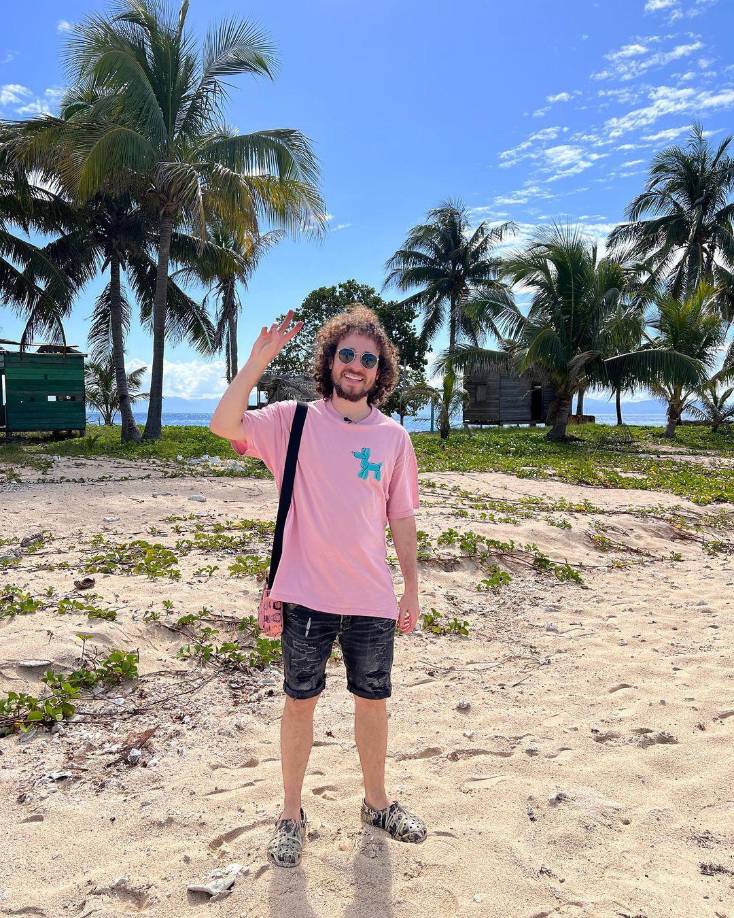 “Algo de Honduras. He grabado mucho y he convivido con personas muy cool; me está encantando”, dijo el influencer en sus redes sociales, junto a varias fotografías de su paseo por Tela y Cayos Cochinos. 