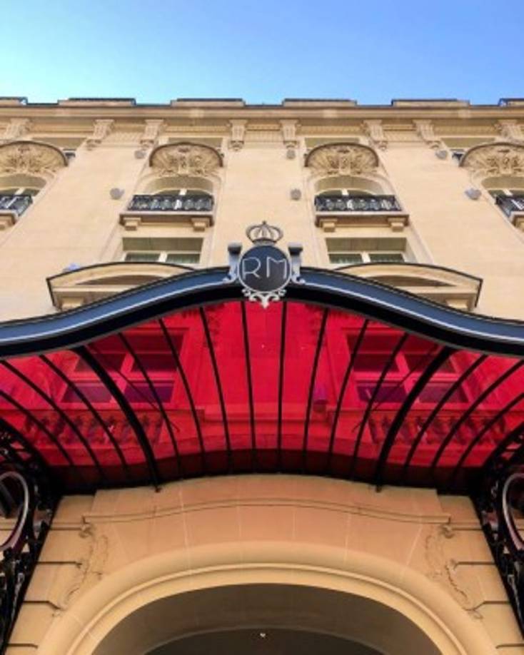 Mientras le consiguen una mansión, Messi y su familia están hospedados en el Royal Monceau, un fastuoso y exclusivo complejo de apartamentos contiguo al famoso hotel, con extrema privacidad y muy cerca de los Campos Elíseos y el Arco de Triunfo. Foto Facebook Le Royal Monceau - Raffles Paris.