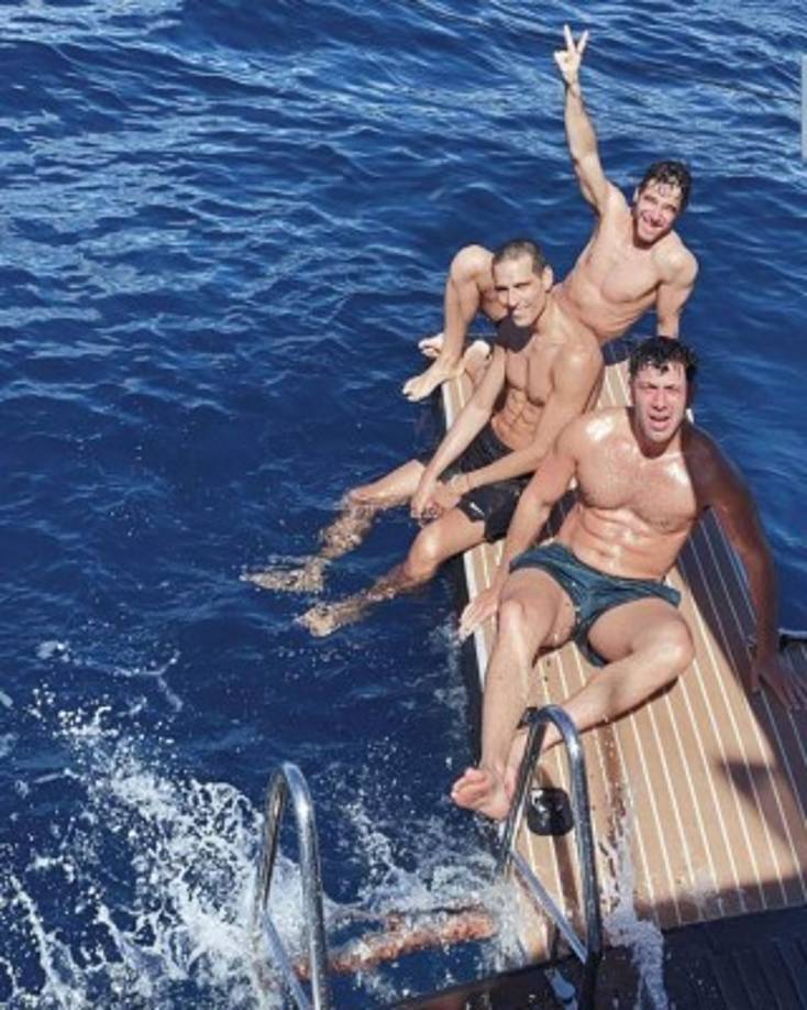 La pareja también fue acompañada por varios de sus amigos.