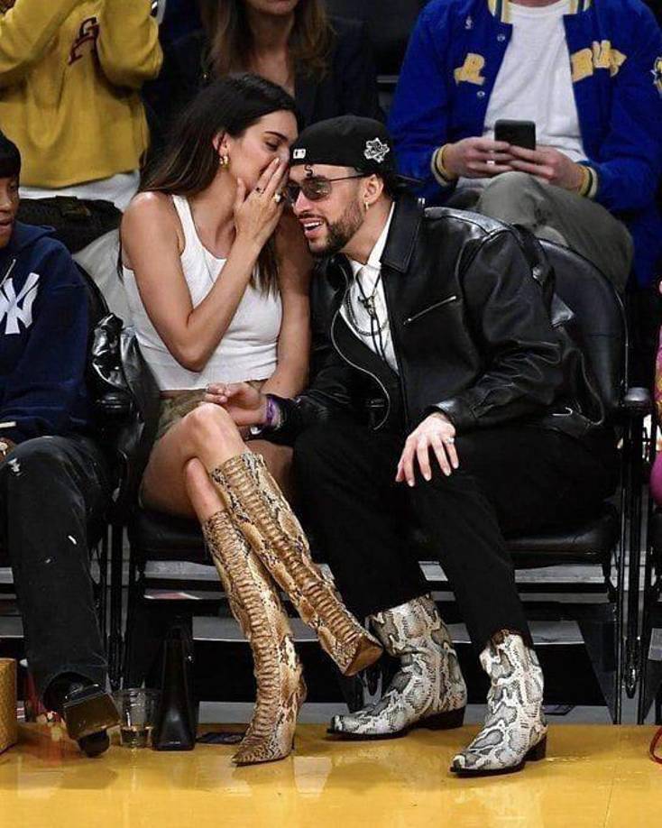 Las especulaciones de un romance entre Kendall Jenner y Bad Bunny comenzaron a principio de este año, aunque al inicio de su relación ambos artistas negaban su romance, se les podía ver en varios eventos juntos y un poco acaramelados. 