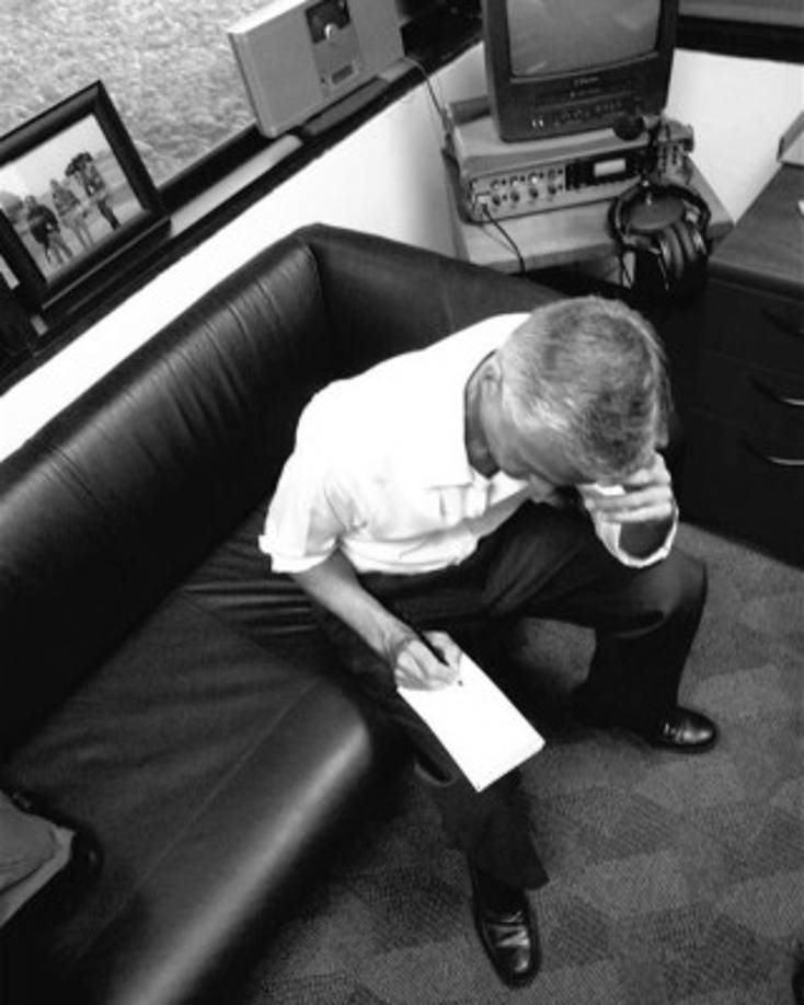 15. Por sus 30 años escribió: 'Treinta años –lo siento Gardel– son muchos, particularmente cuando se pasan cubriendo noticias para la televisión. Acabo de cumplir tres décadas como conductor del Noticiero Univision en Estados Unidos y mi primer pensamiento es de agradecimiento. El único sentido que tiene trabajar como periodista en la televisión es que la gente crea lo que dices y que vea lo que haces. Sin esos dos requisitos, ninguna carrera aguanta'.