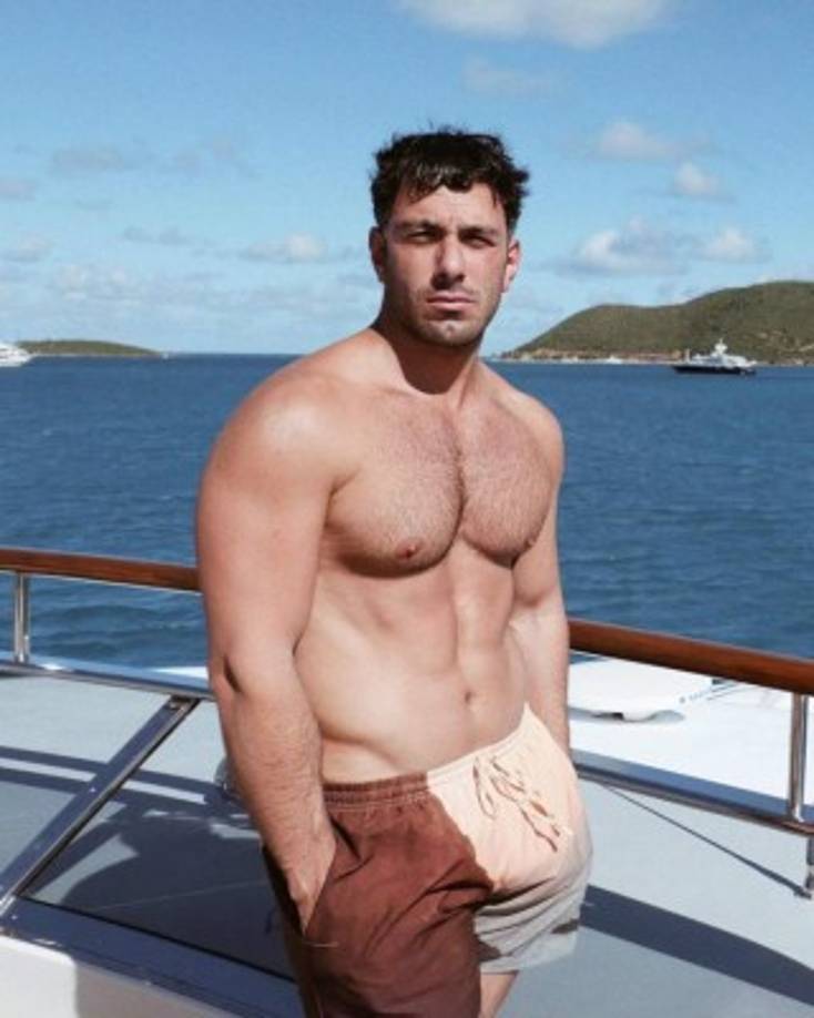 Jwan Yosef no se quedó atrás y también presumió su tonificada figura.