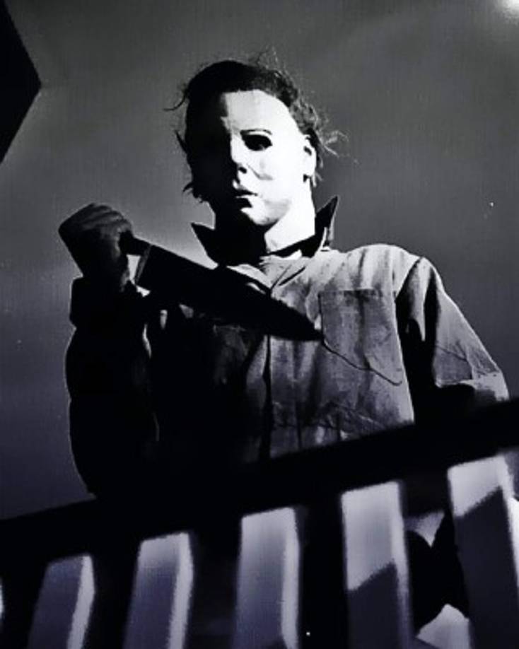 Michael Myers<br/><br/>Es un personaje de ficción de la serie de películas Halloween. Aparece por primera vez en Halloween (1978) como un niño de 6 años que asesina a su hermana mayor y quince años más tarde regresa a su casa para asesinar a su hermana menor.<br/><br/>Después de la primera película se exhibieron varias versiones en donde no se explica el porqué de sus asesinatos, unas tienden a explicar que sus acciones criminales se deben a temas sobrenaturales y satánicos, otras presentan al típico asesino en serie proveniente de un hogar disfuncional en el que sus temores lo motivan a asesinar.