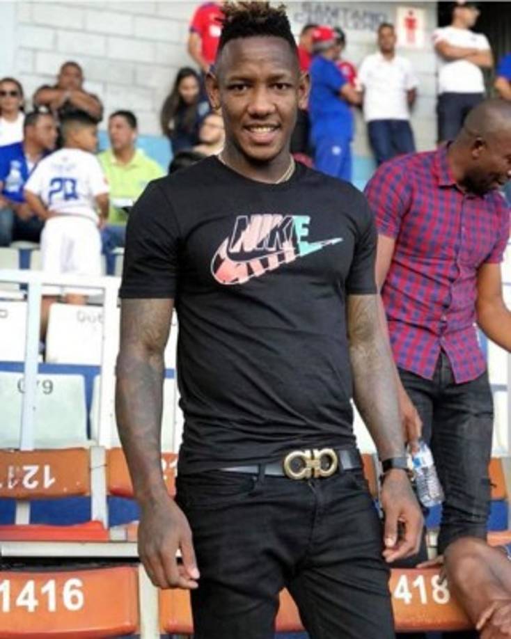 Romell Quioto no olvida sus raíces y viaja a Honduras cada vez que tiene un tiempo libre. En la imagen, posando en las gradas del estadio Nacional viendo un partido del Olimpia contra Real España a inicios de septiembre.